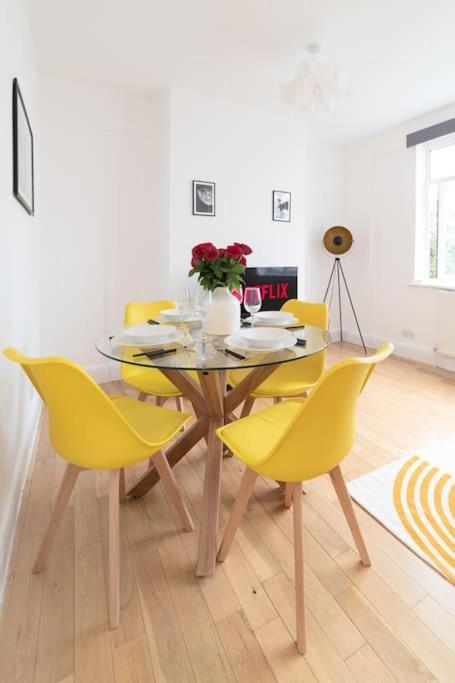 לונדון Two Bedroom Apartment By Buonomo Stays Short Lets & Serviced Accommodation In Balham With Balcony מראה חיצוני תמונה