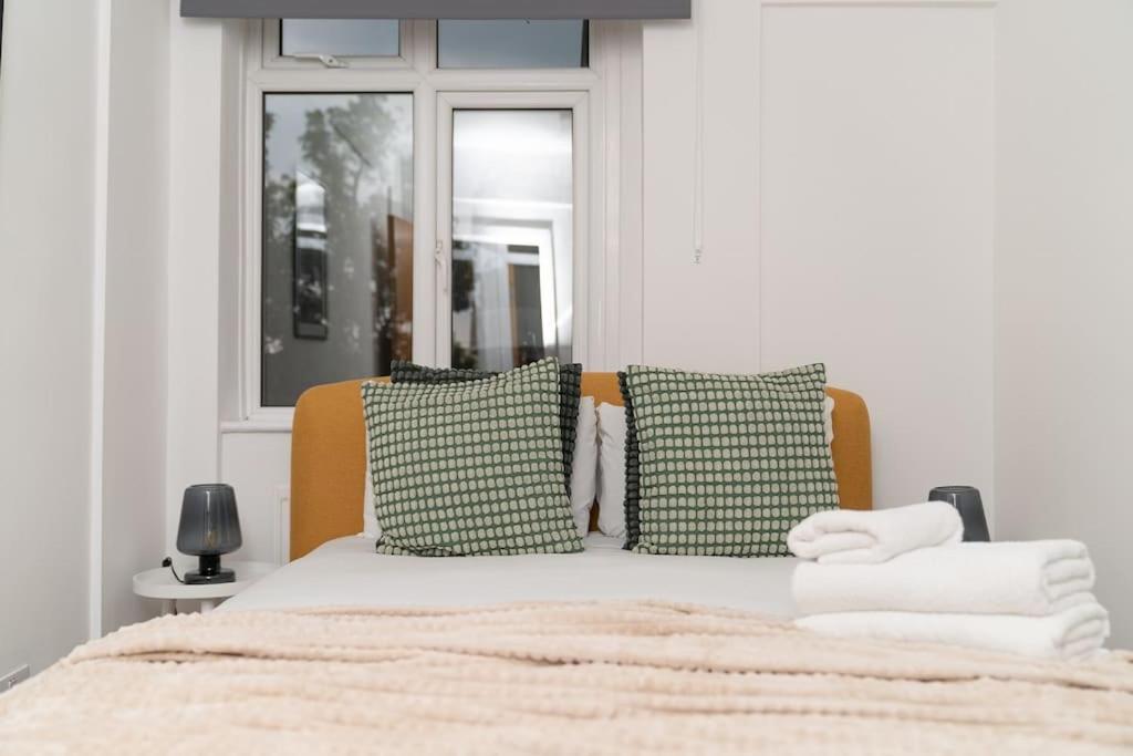 לונדון Two Bedroom Apartment By Buonomo Stays Short Lets & Serviced Accommodation In Balham With Balcony מראה חיצוני תמונה