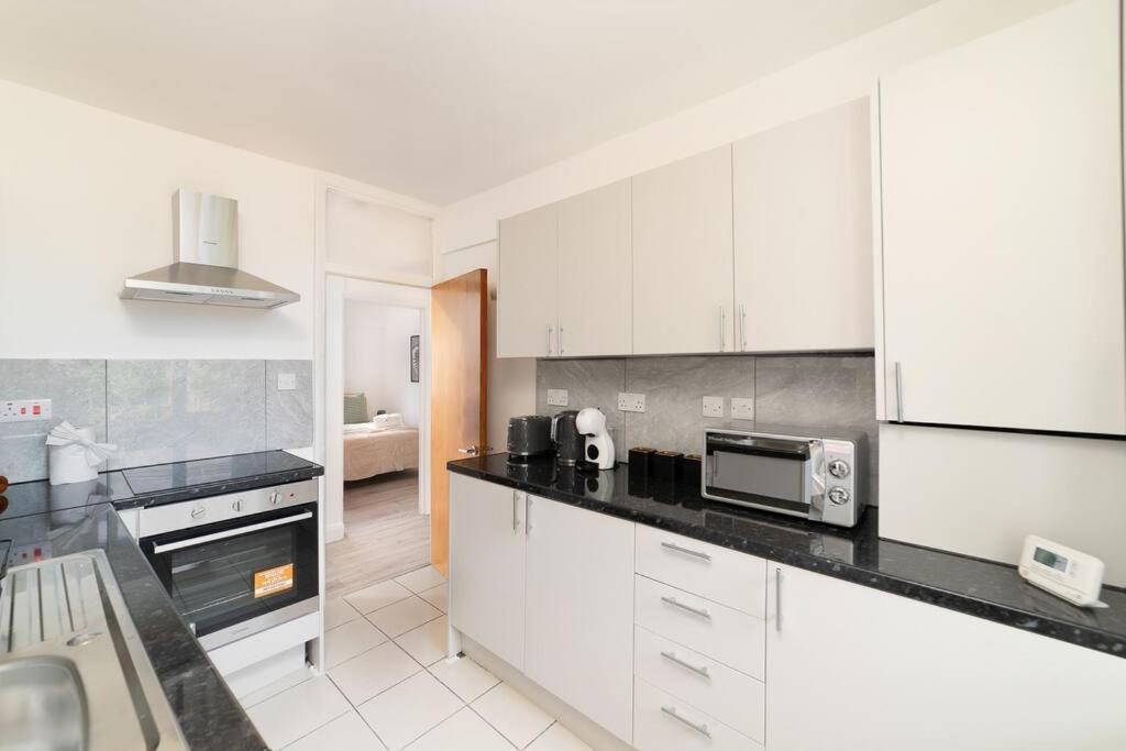 לונדון Two Bedroom Apartment By Buonomo Stays Short Lets & Serviced Accommodation In Balham With Balcony מראה חיצוני תמונה
