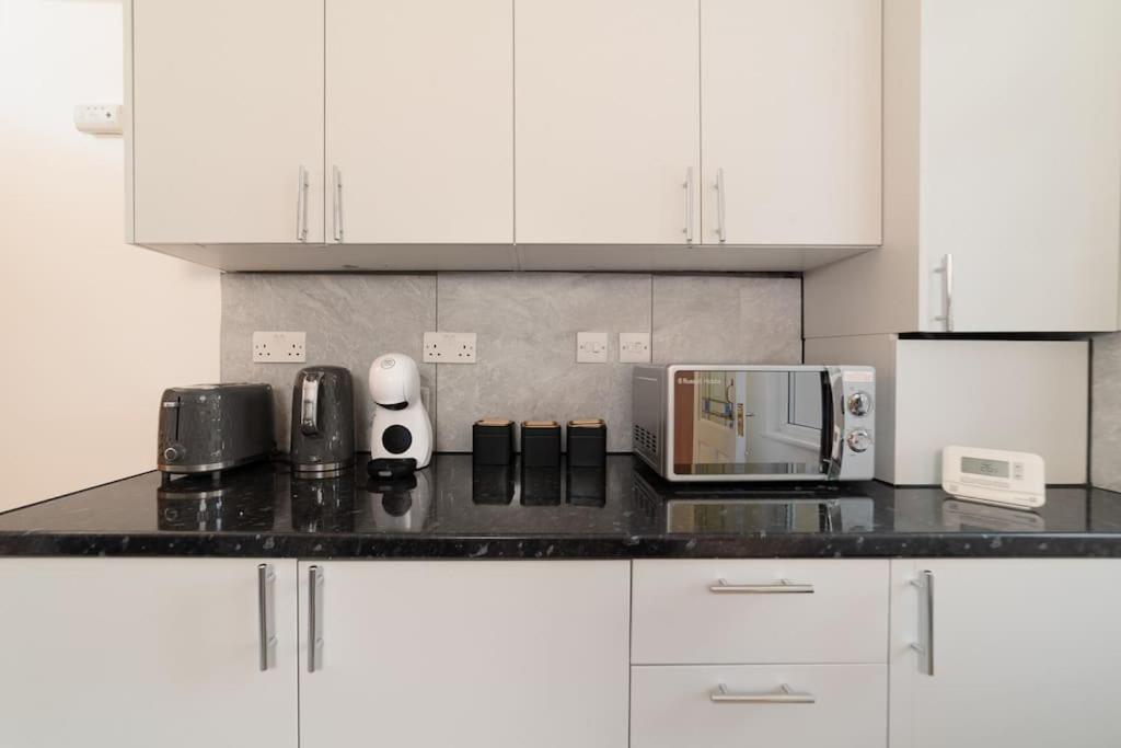 לונדון Two Bedroom Apartment By Buonomo Stays Short Lets & Serviced Accommodation In Balham With Balcony מראה חיצוני תמונה