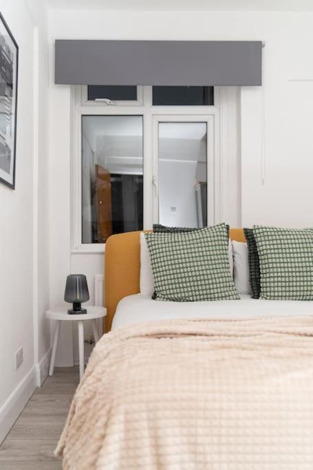 לונדון Two Bedroom Apartment By Buonomo Stays Short Lets & Serviced Accommodation In Balham With Balcony מראה חיצוני תמונה