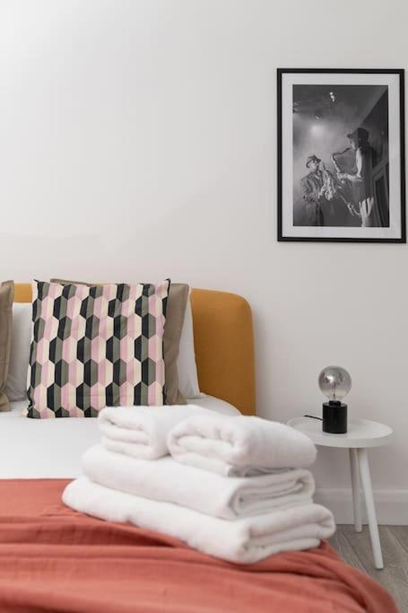 לונדון Two Bedroom Apartment By Buonomo Stays Short Lets & Serviced Accommodation In Balham With Balcony מראה חיצוני תמונה