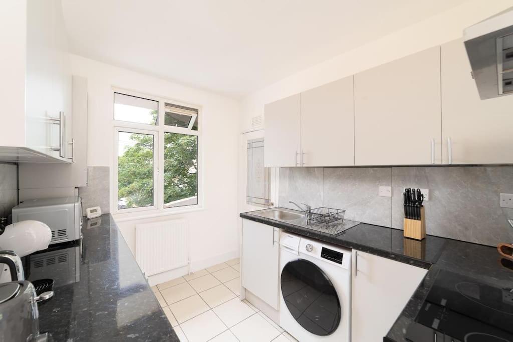 לונדון Two Bedroom Apartment By Buonomo Stays Short Lets & Serviced Accommodation In Balham With Balcony מראה חיצוני תמונה