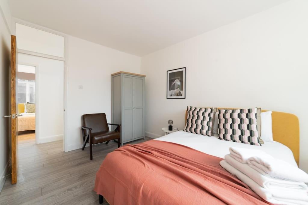 לונדון Two Bedroom Apartment By Buonomo Stays Short Lets & Serviced Accommodation In Balham With Balcony מראה חיצוני תמונה